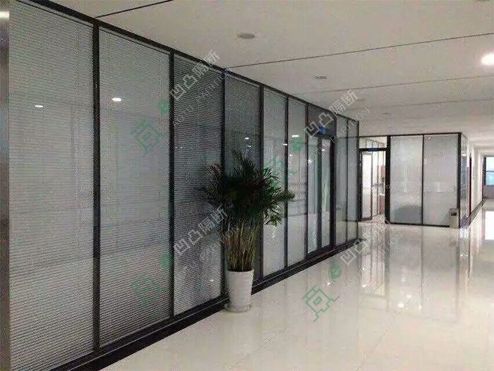 辦公室裝修常用的玻璃隔斷_玻璃隔斷廠家_安慶玻璃隔斷_辦公室玻璃隔斷_光彩玻璃隔斷?