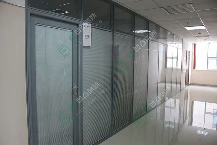 辦公室裝修常用的玻璃隔斷_玻璃隔斷廠家_黃山玻璃隔斷_辦公室玻璃隔斷_光彩玻璃隔斷?