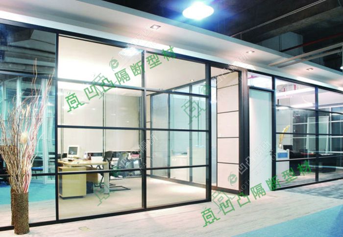 辦公室玻璃隔斷新貢獻(xiàn)，抗火立大功——燃燒兩小時(shí)，抗熱溫度986℃