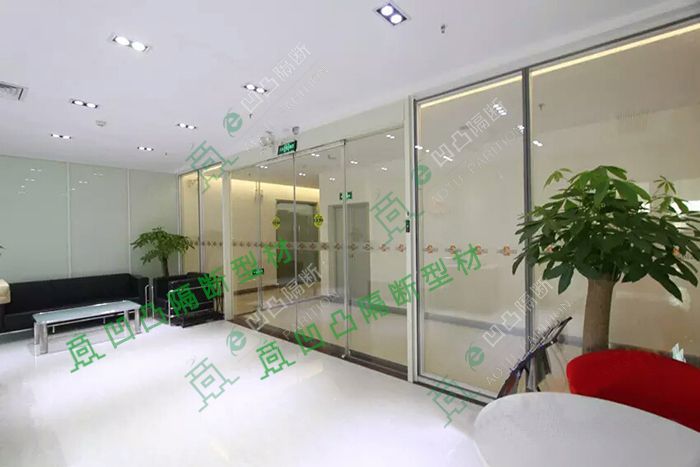 凹凸隔斷新款雙玻百葉高隔間剛剛上市，結(jié)果......