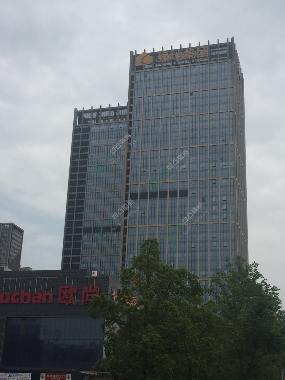 新款玻璃隔斷_玻璃隔斷廠(chǎng)家_[承接]綠地紫峰大廈A座14層任總辦公室玻璃隔斷工程