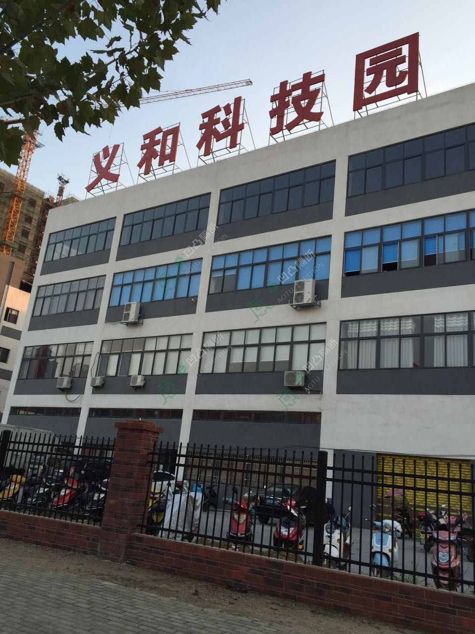 高端新款玻璃隔斷_玻璃隔斷廠(chǎng)家_[承接]義和科技園陳總辦公室玻璃隔斷工程