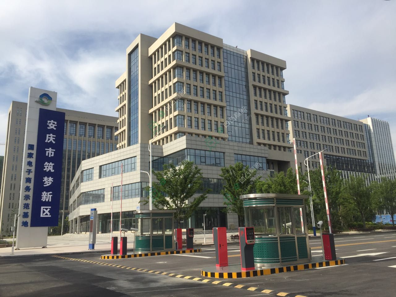 安慶本地高端玻璃隔斷_玻璃隔斷廠(chǎng)家_[承接]安徽嘉游文化旅游發(fā)展有限公司雙玻百葉玻璃隔斷工程