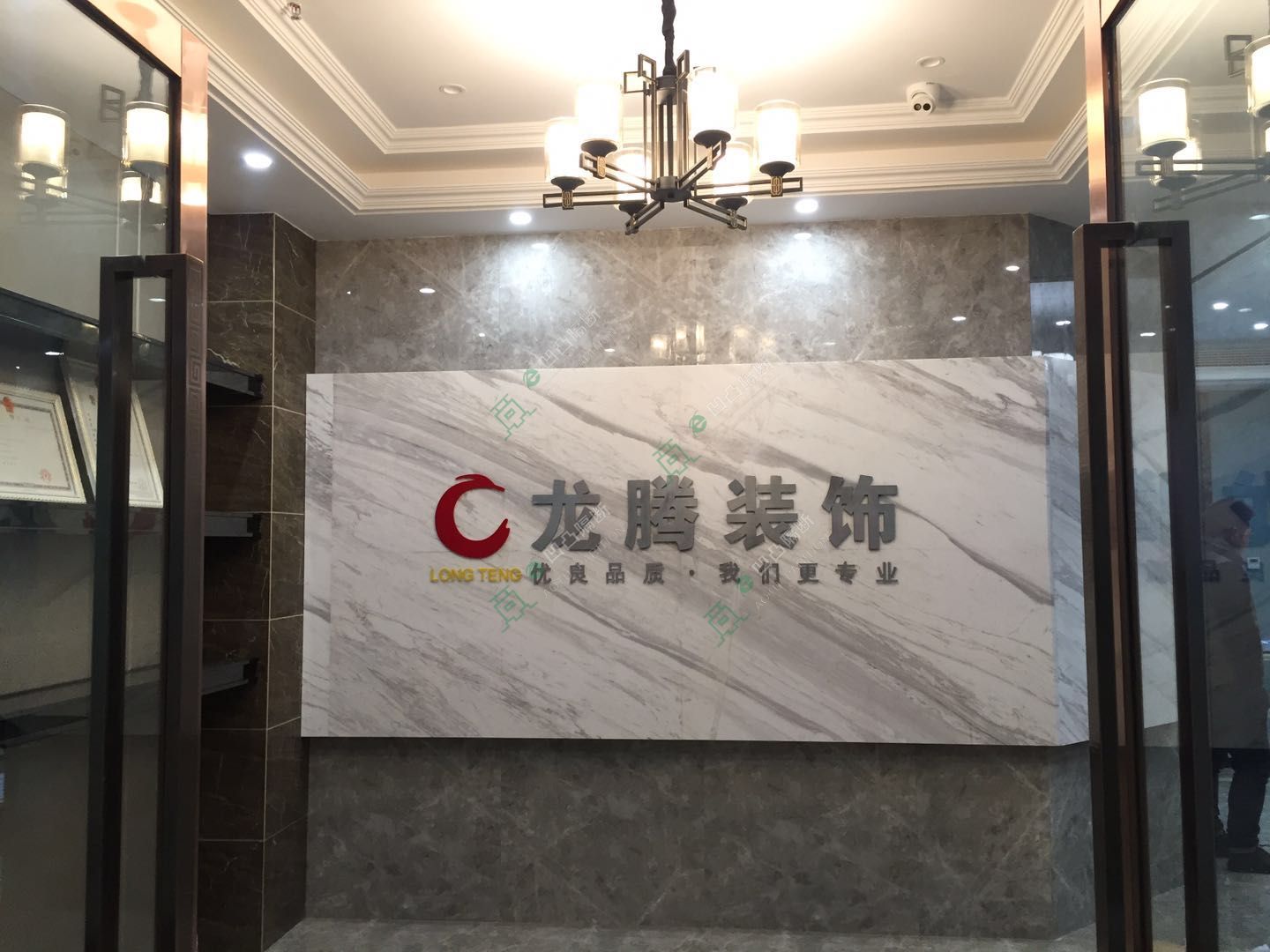 本地新款玻璃隔斷_玻璃隔斷廠(chǎng)家_[承接]安慶龍騰裝飾工程有限公司雙玻百葉玻璃隔斷工程
