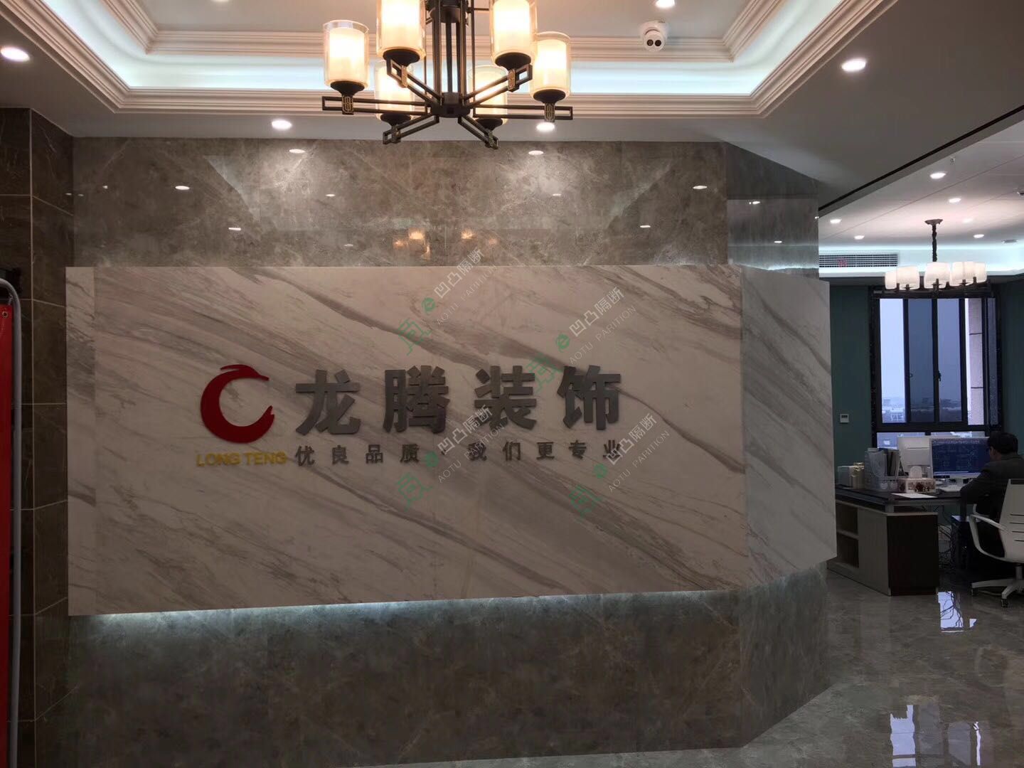本地新款玻璃隔斷_玻璃隔斷廠(chǎng)家_[承接]安慶市龍騰裝飾有限公司新辦公室雙玻百葉玻璃隔斷工程